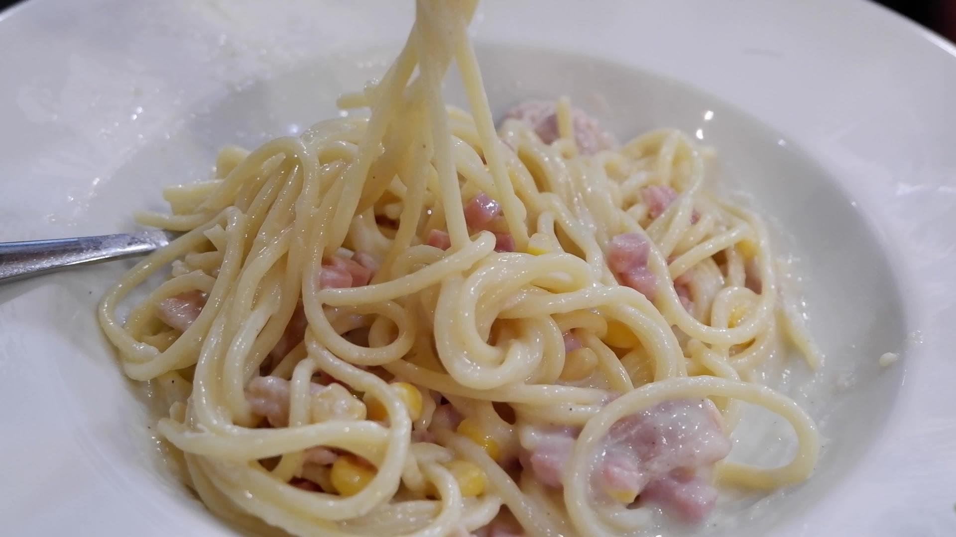 意大利面粉白盘上的油炸奶酪视频的预览图