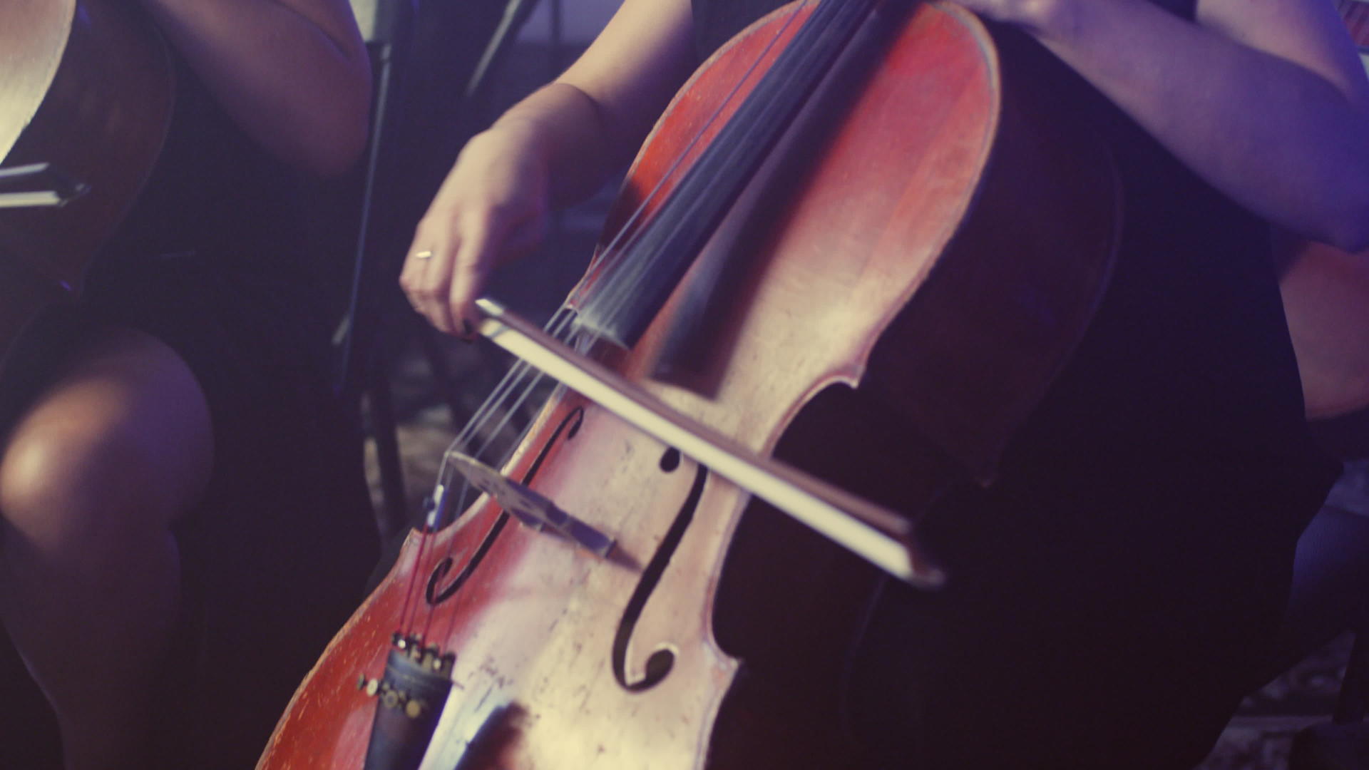 女性大提琴演奏大提琴视频的预览图