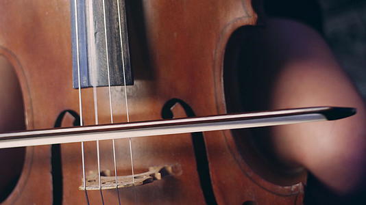 女人用大提琴弓演奏视频的预览图