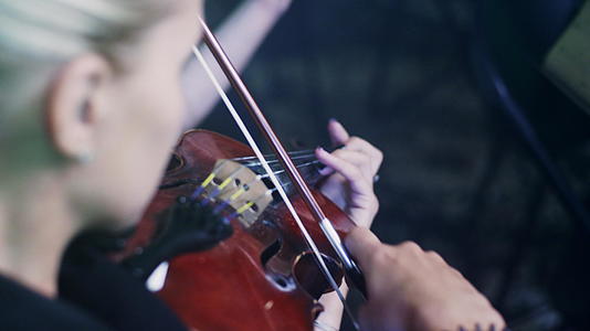 小提琴演奏音乐的小提琴演奏者视频的预览图