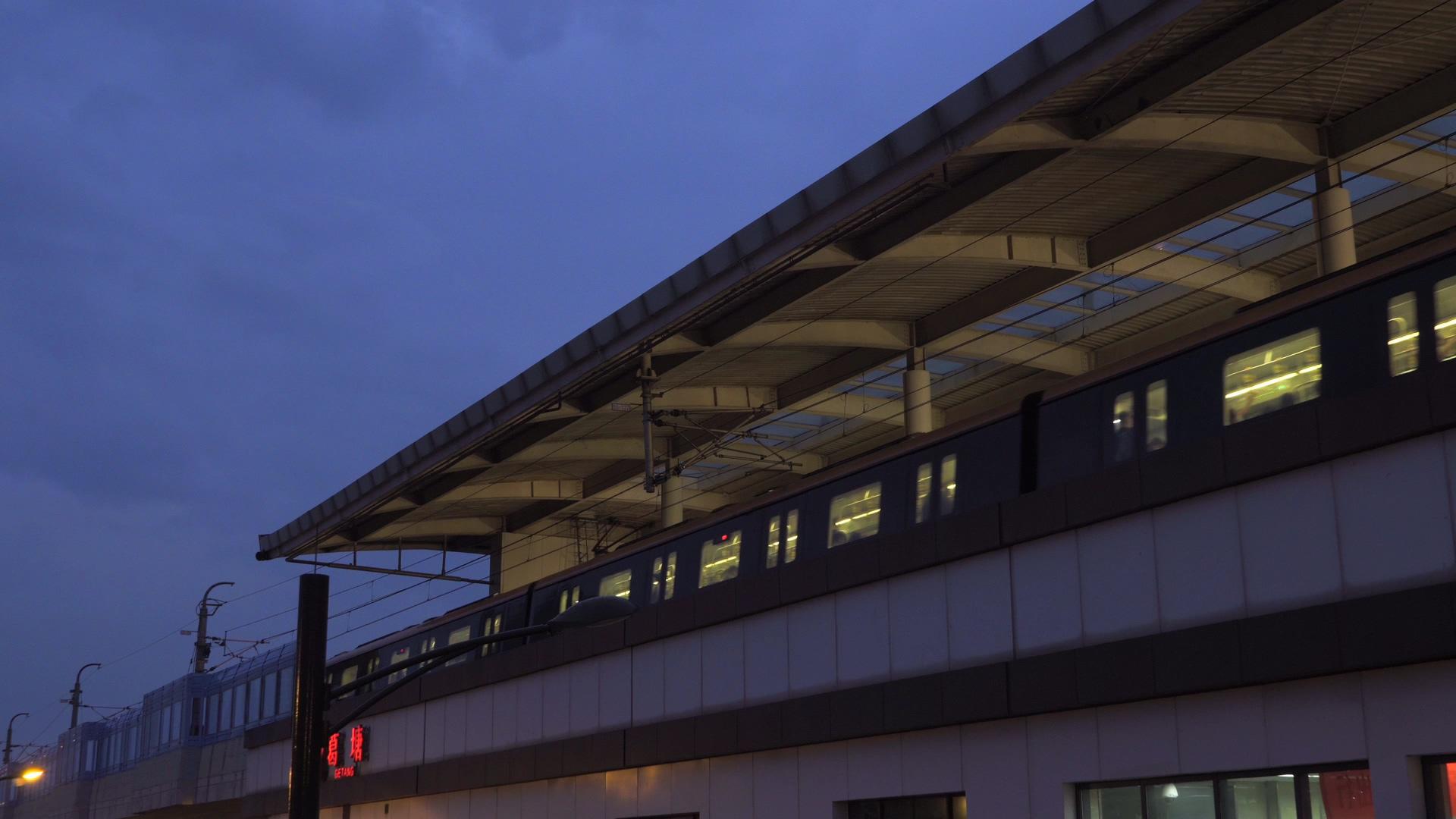 4K实拍地铁进站夜景城际轨道交通视频的预览图