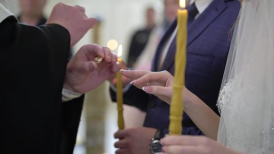婚礼在基督教教堂举行视频的预览图