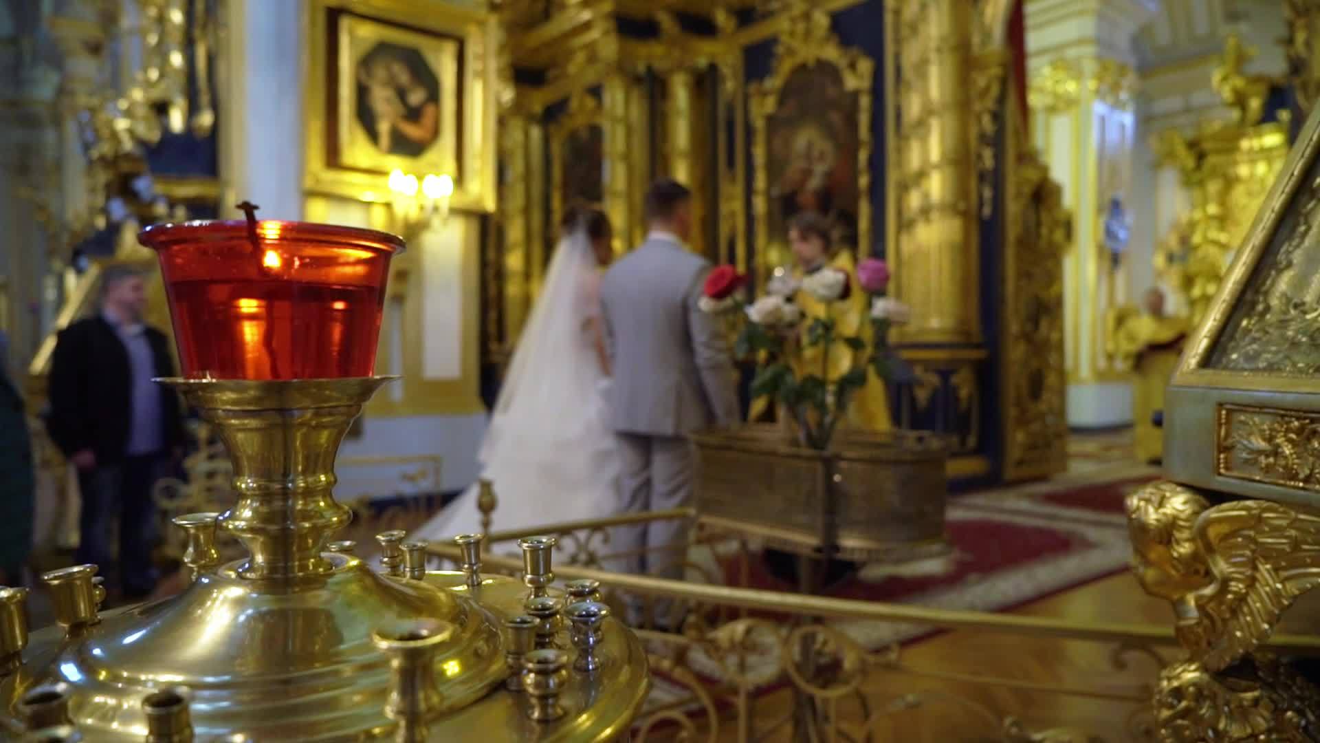在教堂举行的婚礼在基督教教堂举行视频的预览图