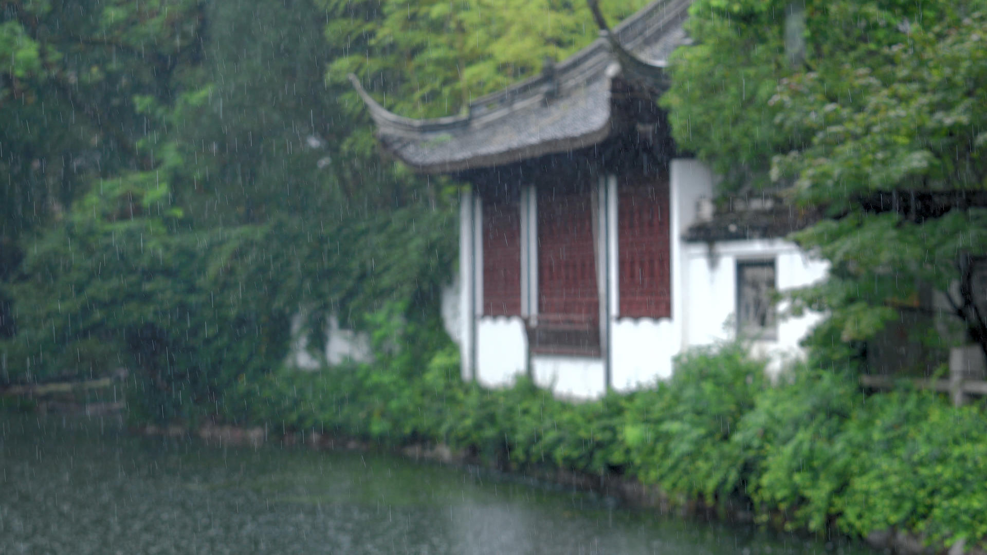4k雨天的江南南方建筑视频的预览图