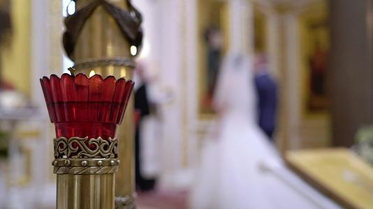 在教堂举行的婚礼在基督教教堂举行视频的预览图