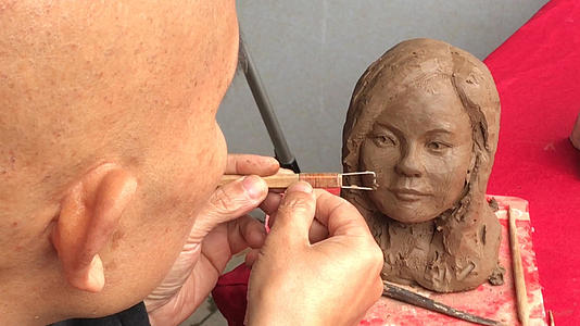 民间艺人泥塑雕刻人4k素材视频的预览图