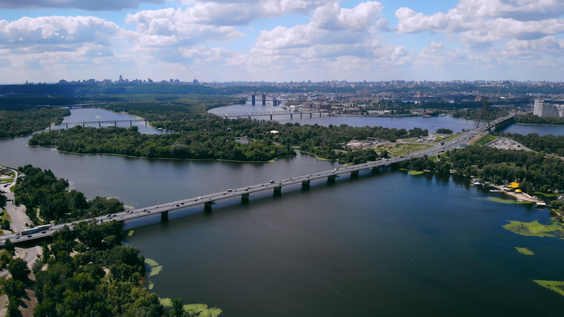 观察乌卡林市城镇的空气视频的预览图