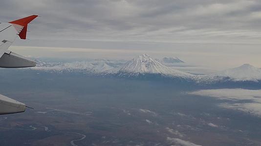 飞机飞越雪中的恰特卡火山视频的预览图