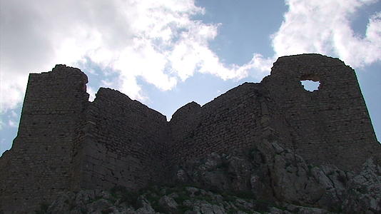 古老的城堡和云时间流逝视频的预览图