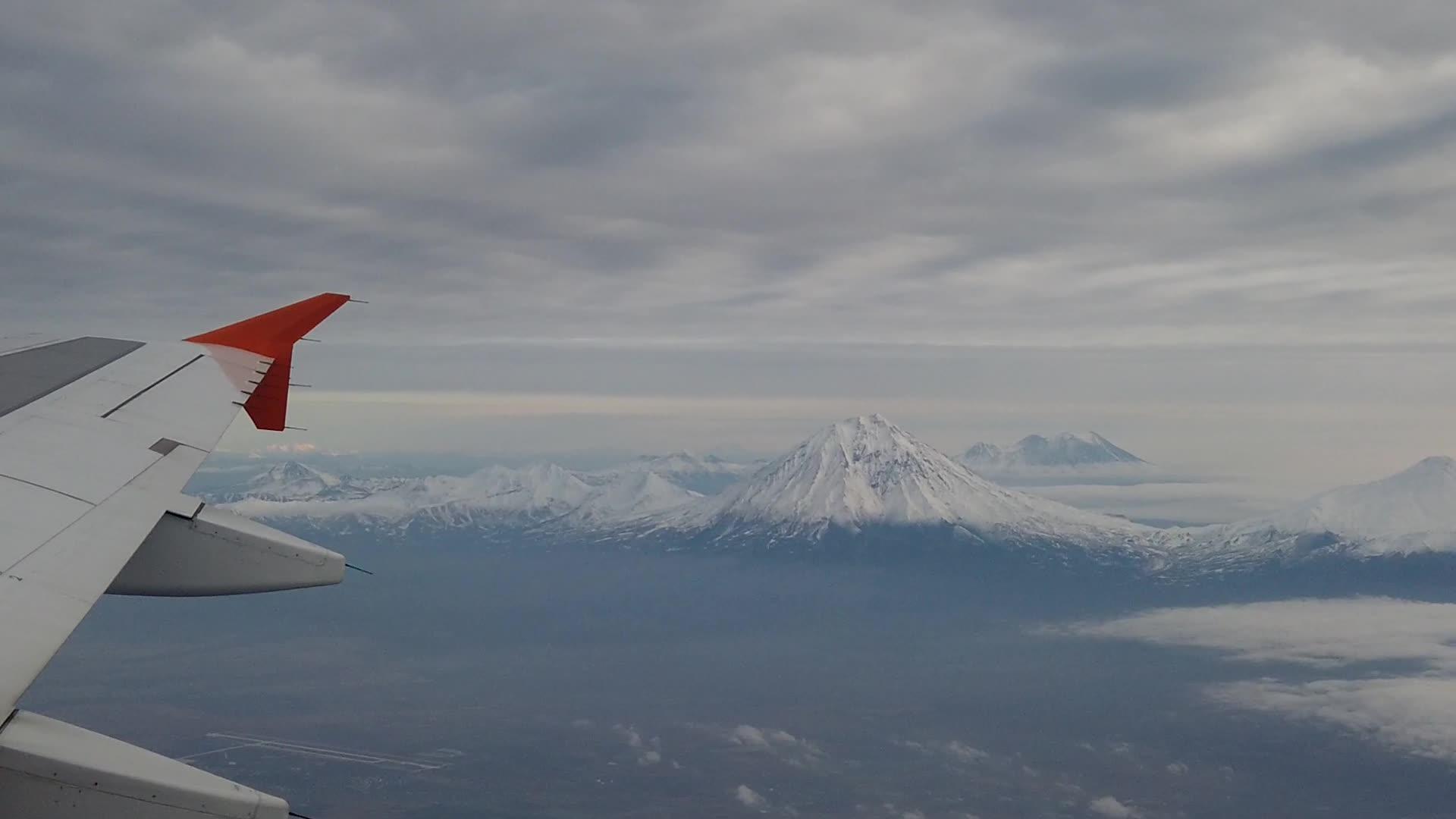 飞机飞越恰特卡火山视频的预览图