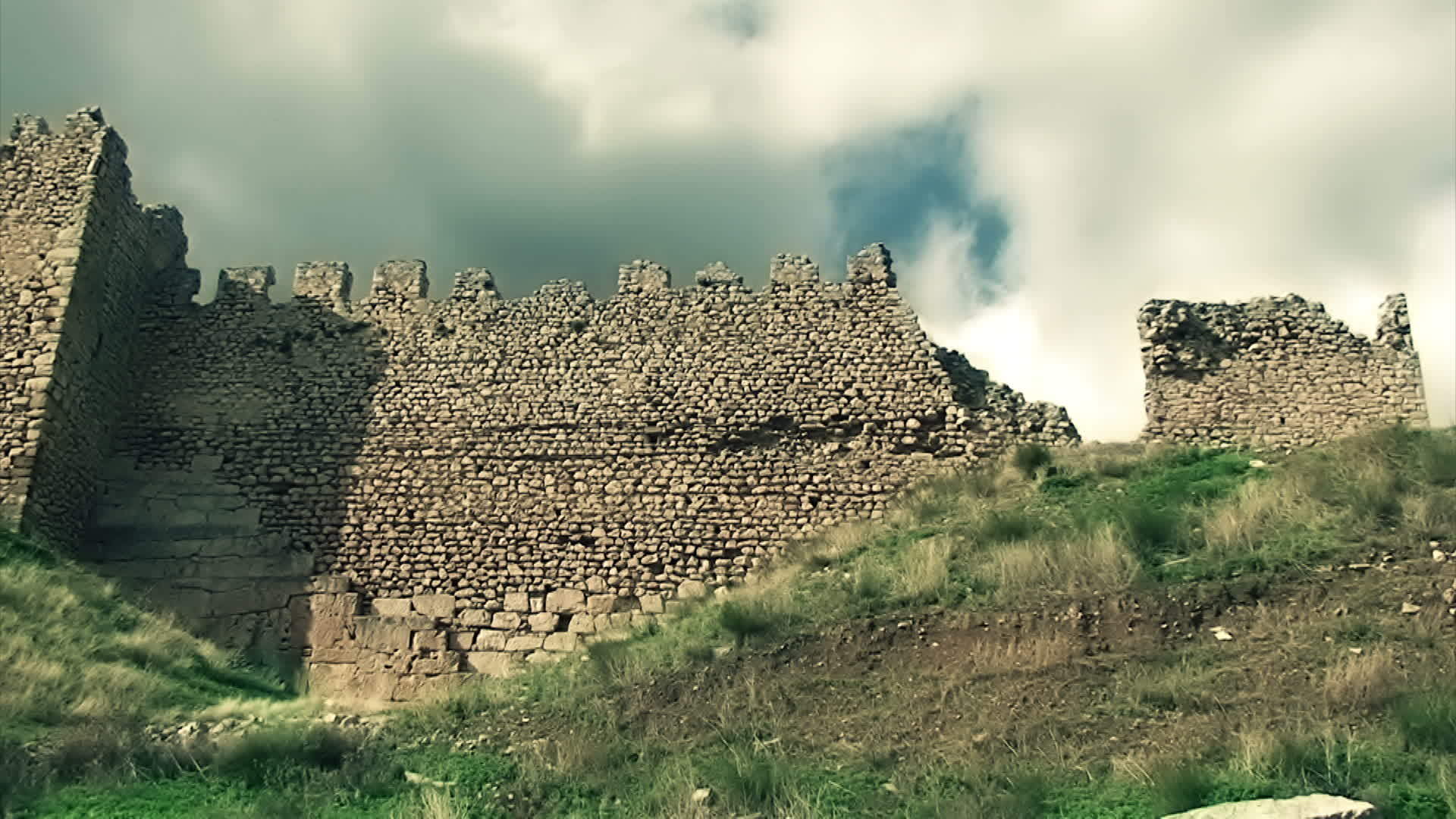 古城堡和乌云视频的预览图