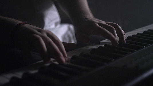 音乐家玩键盘钢琴音乐播放器视频的预览图