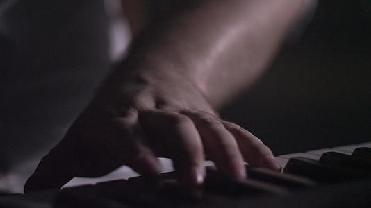 男子手弹钢琴演奏钢琴乐器视频的预览图