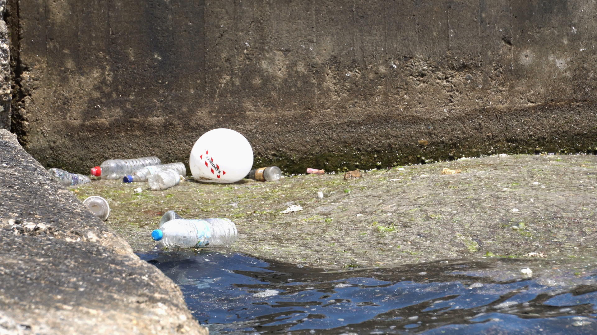 水面上的脏塑料废物和瓶装废物视频的预览图