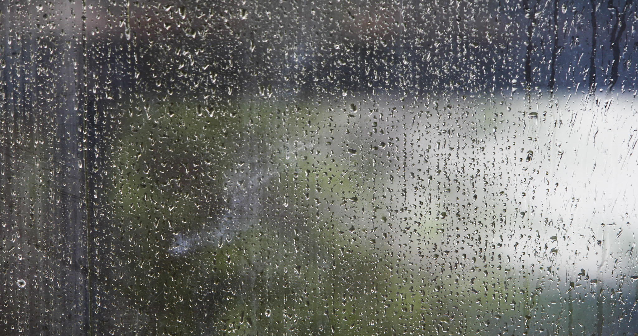 玻璃窗上的雨滴视频的预览图
