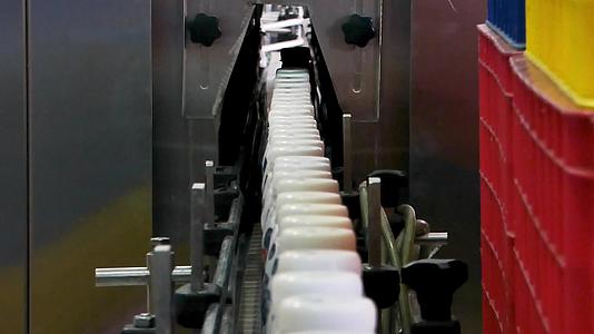 牛奶厂的设备视频的预览图