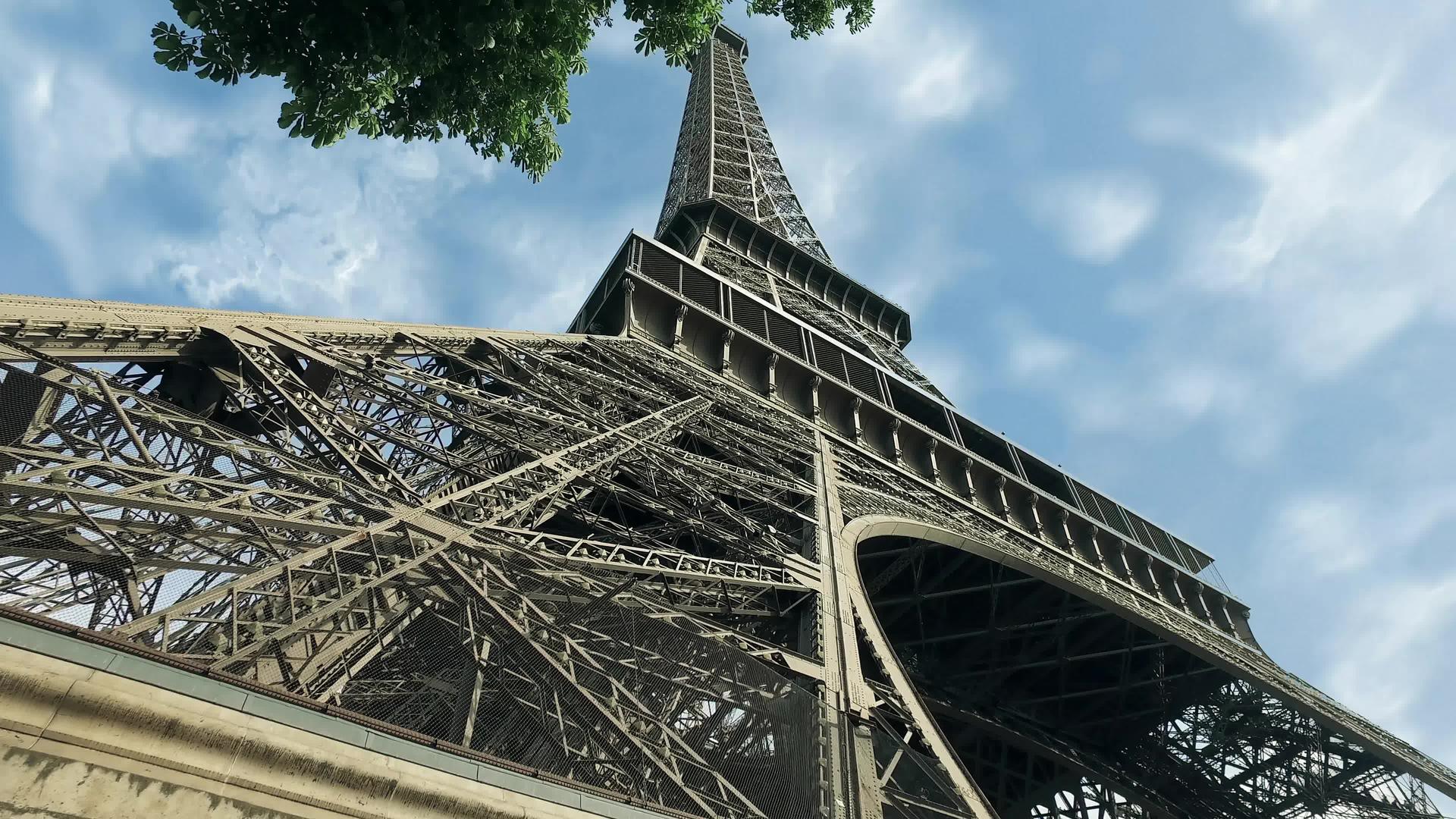 与Eiffel垂直超时折叠视频的预览图