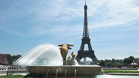法国巴黎特罗卡德罗喷泉和埃菲尔铁塔视频的预览图