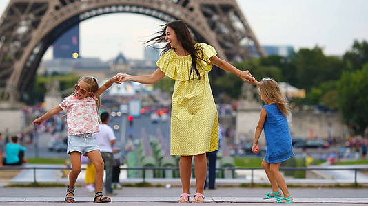 法国暑假旅行和人类概念法国幸福家庭靠近埃菲尔塔视频的预览图