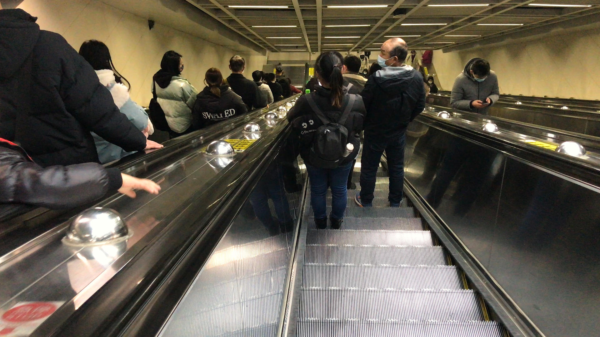 城市地铁轨道交通里乘坐手扶电梯的人群街景4k素材视频的预览图
