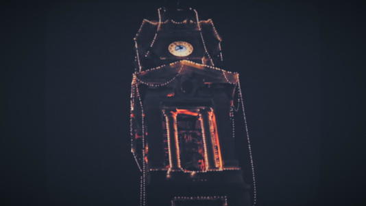 钟塔配有圣诞装饰视频的预览图