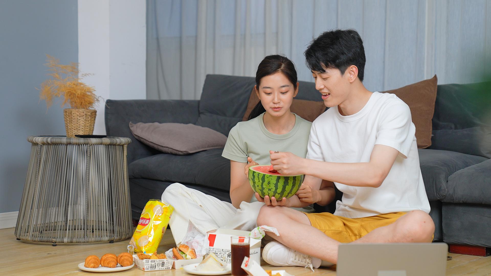 年轻夫妇在家吃零食视频的预览图