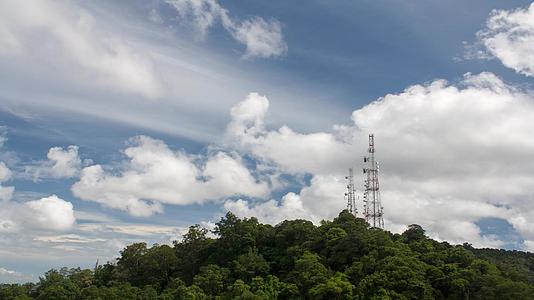 蜂窝手机天线和通信系统塔的云层视频的预览图