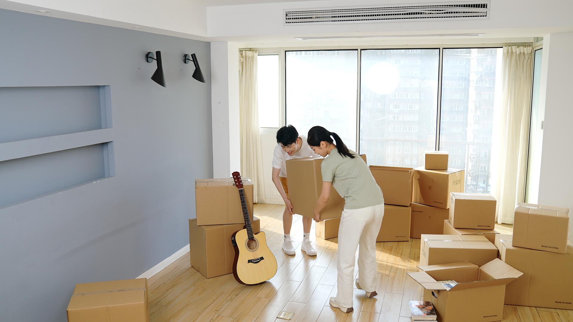 年轻夫妇搬到新家搬行李视频的预览图