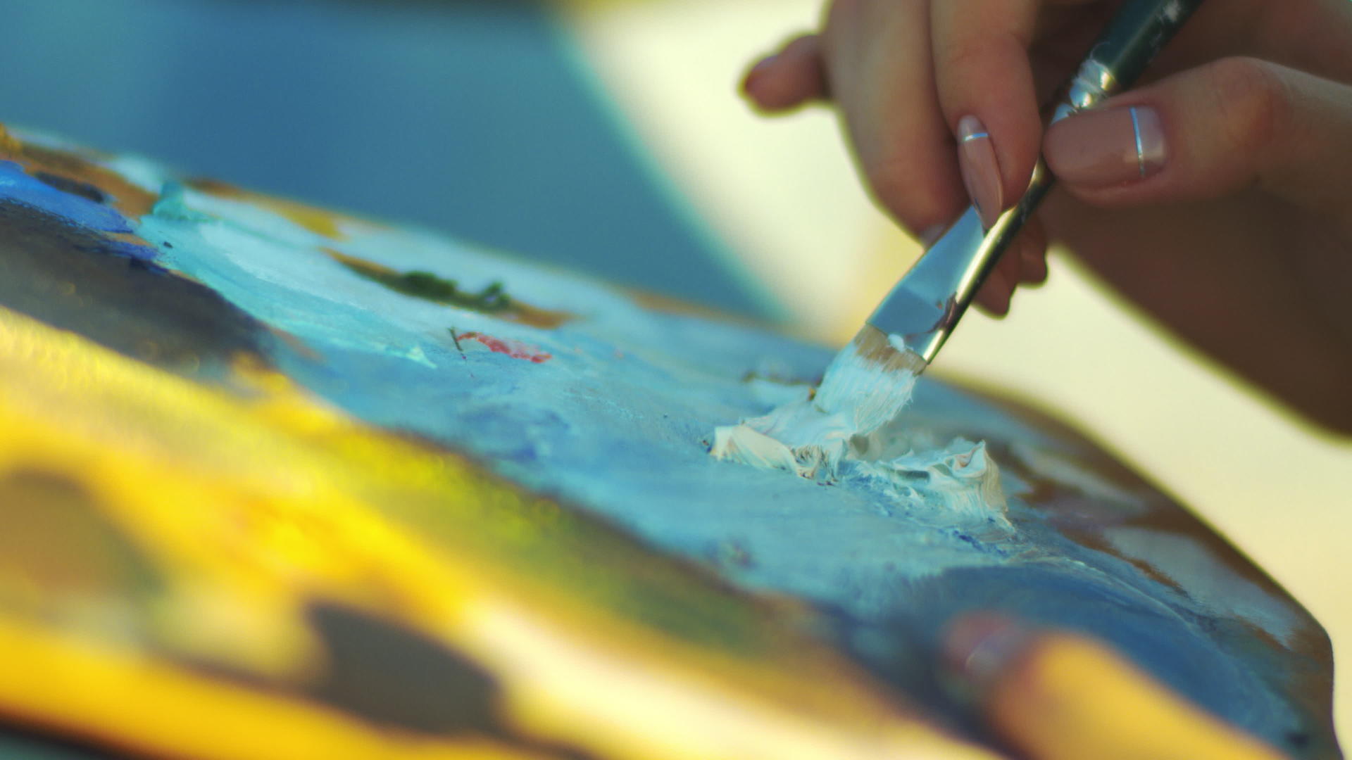 女人拿着油漆笔女人在艺术家调色板上混合油画视频的预览图