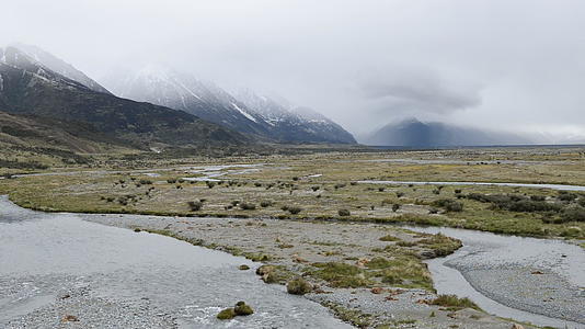 新西兰山谷山的雨云视频的预览图