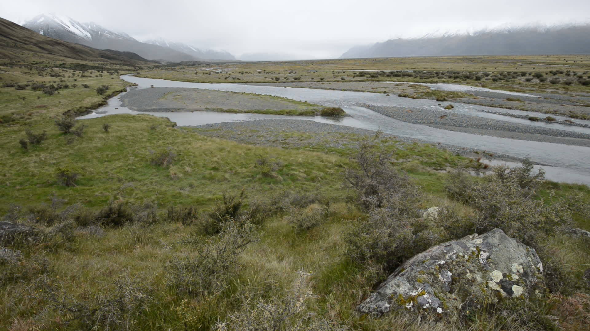 塔斯曼河和新西兰烹饪谷的春季种植被视频的预览图