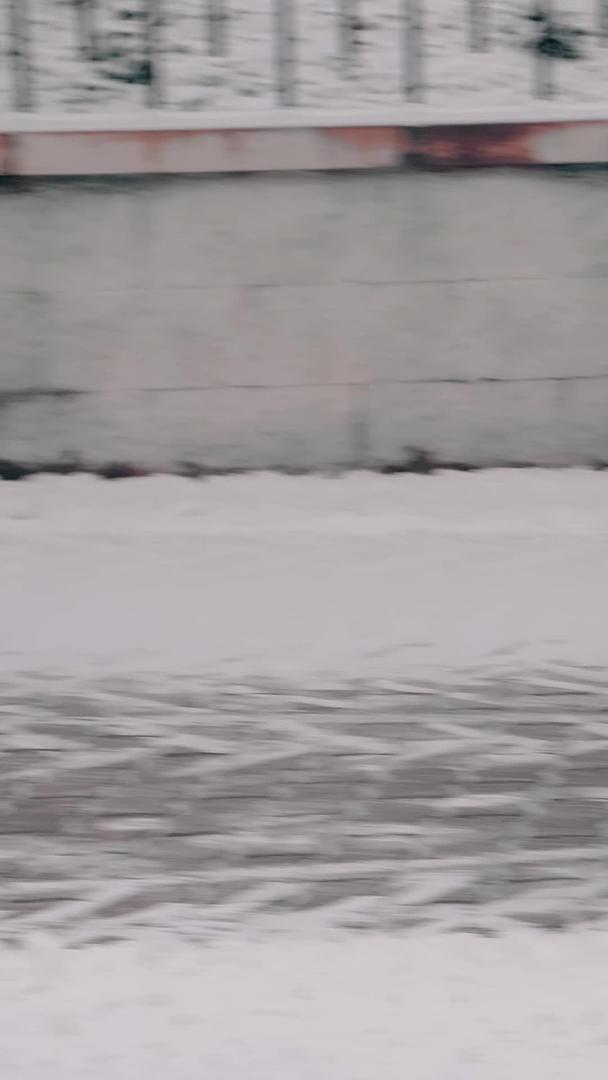 冬季城市街道机械设备铲除积雪视频的预览图