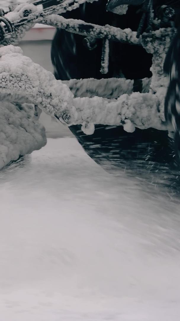冬季城市街道机械设备铲除积雪视频的预览图