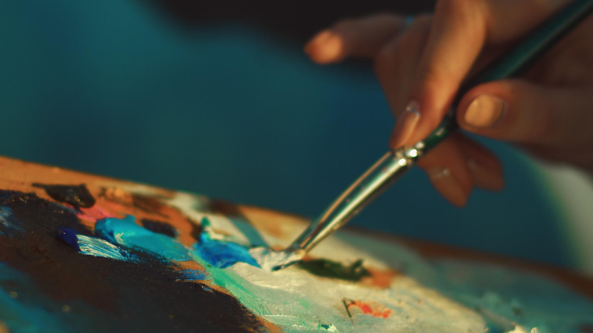 女艺术家将调色板上的油漆与刷子混合视频的预览图