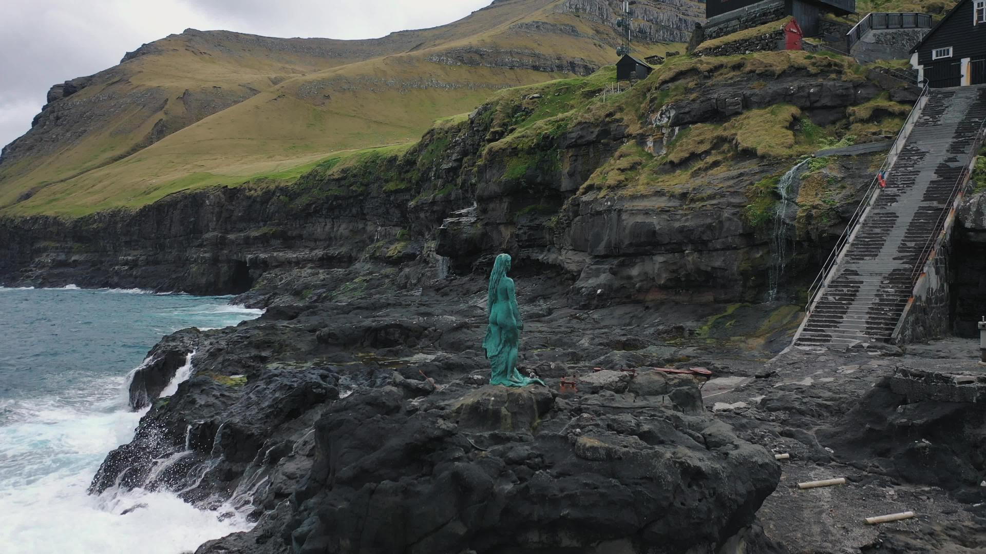 米克拉达勒岛被塞尔基的雕像包围着视频的预览图