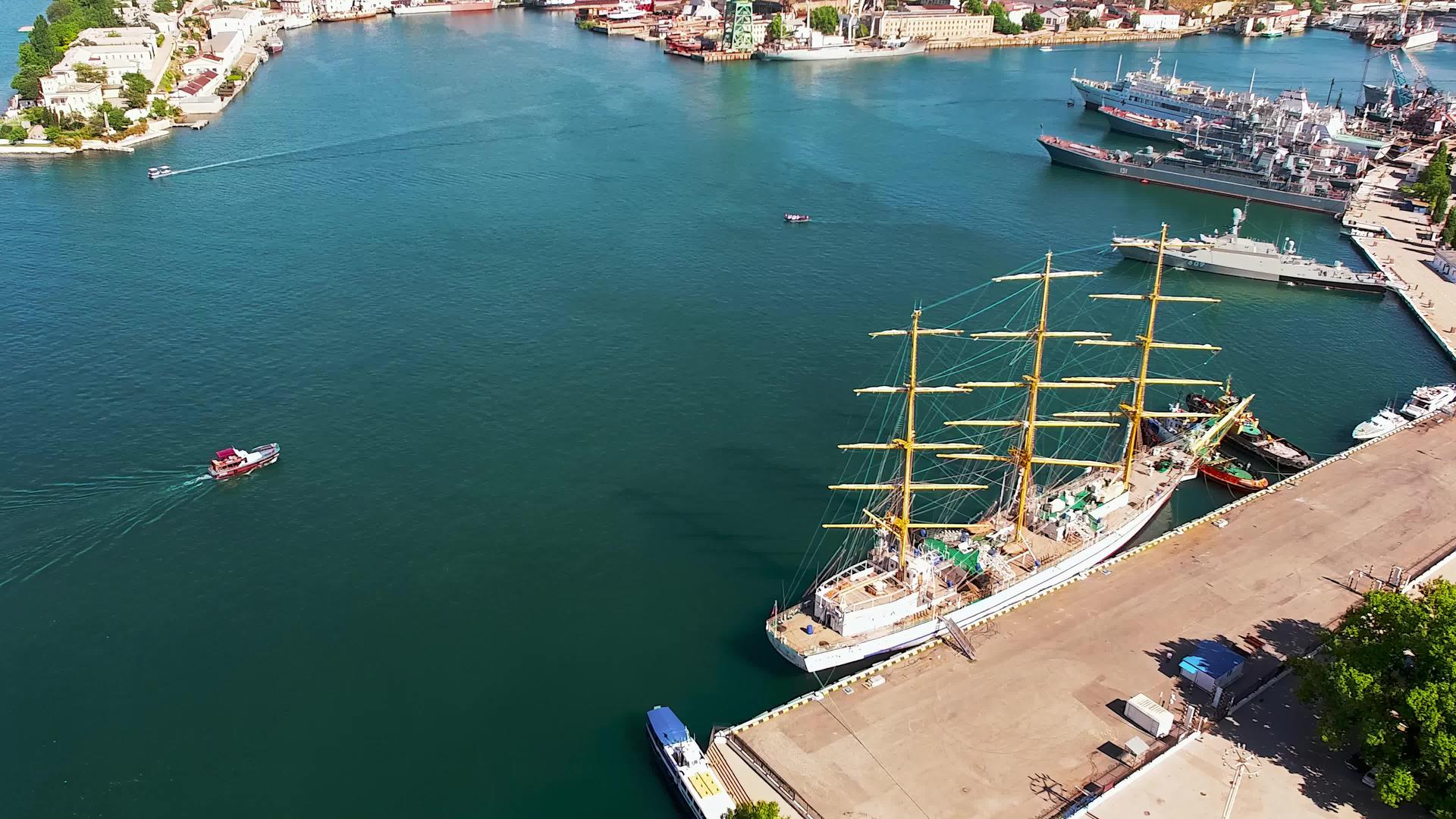 乘坐美丽的帆船从空中看城市风景视频的预览图