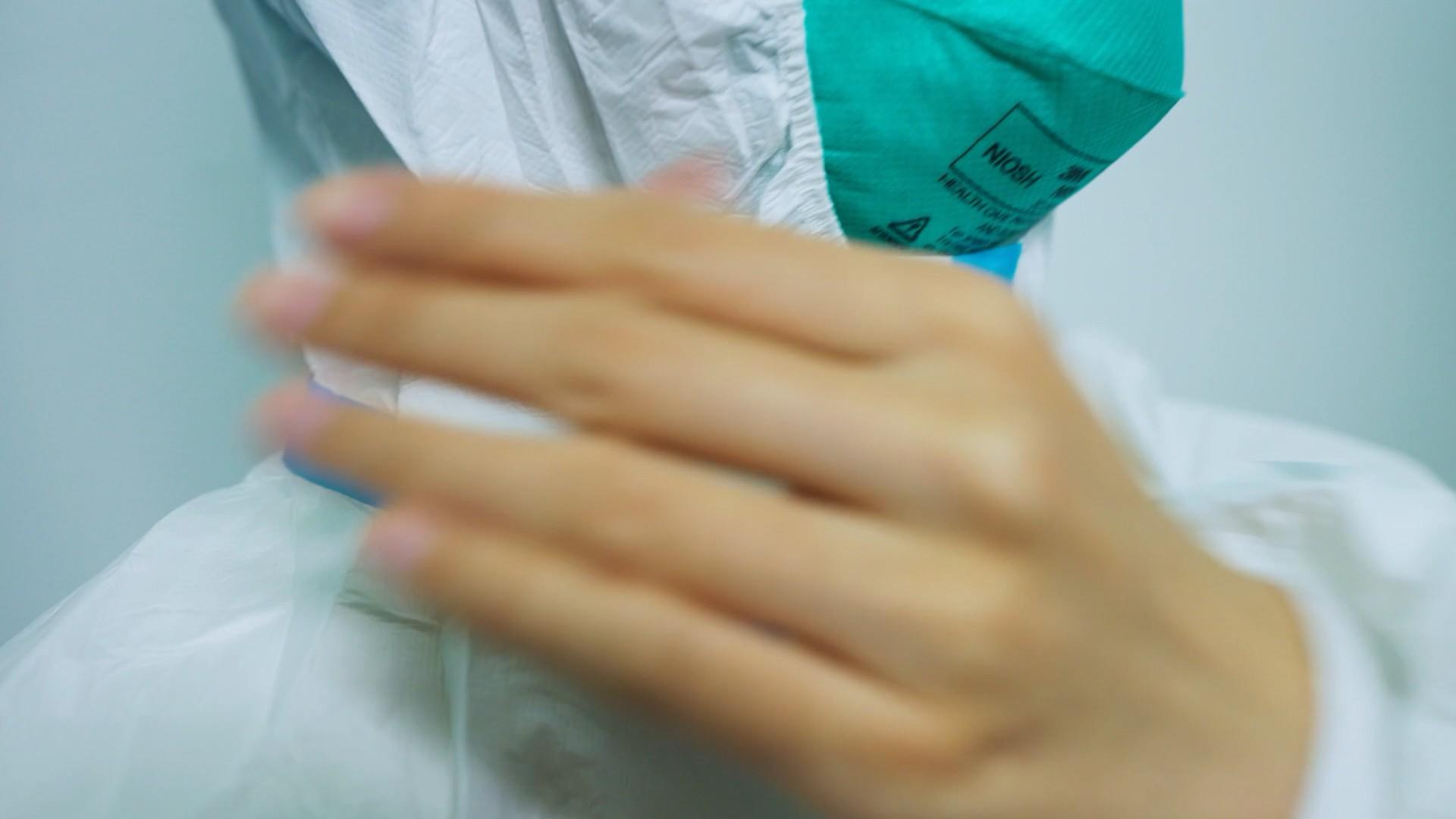 4K实拍医护人员穿戴防护服手套视频素材视频的预览图