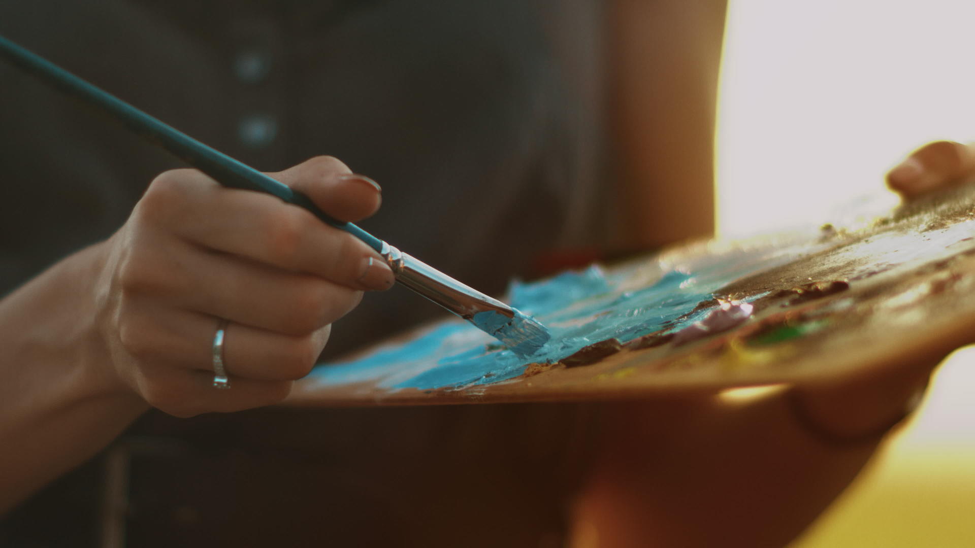 女性艺术家持有含油漆的脏调色板视频的预览图