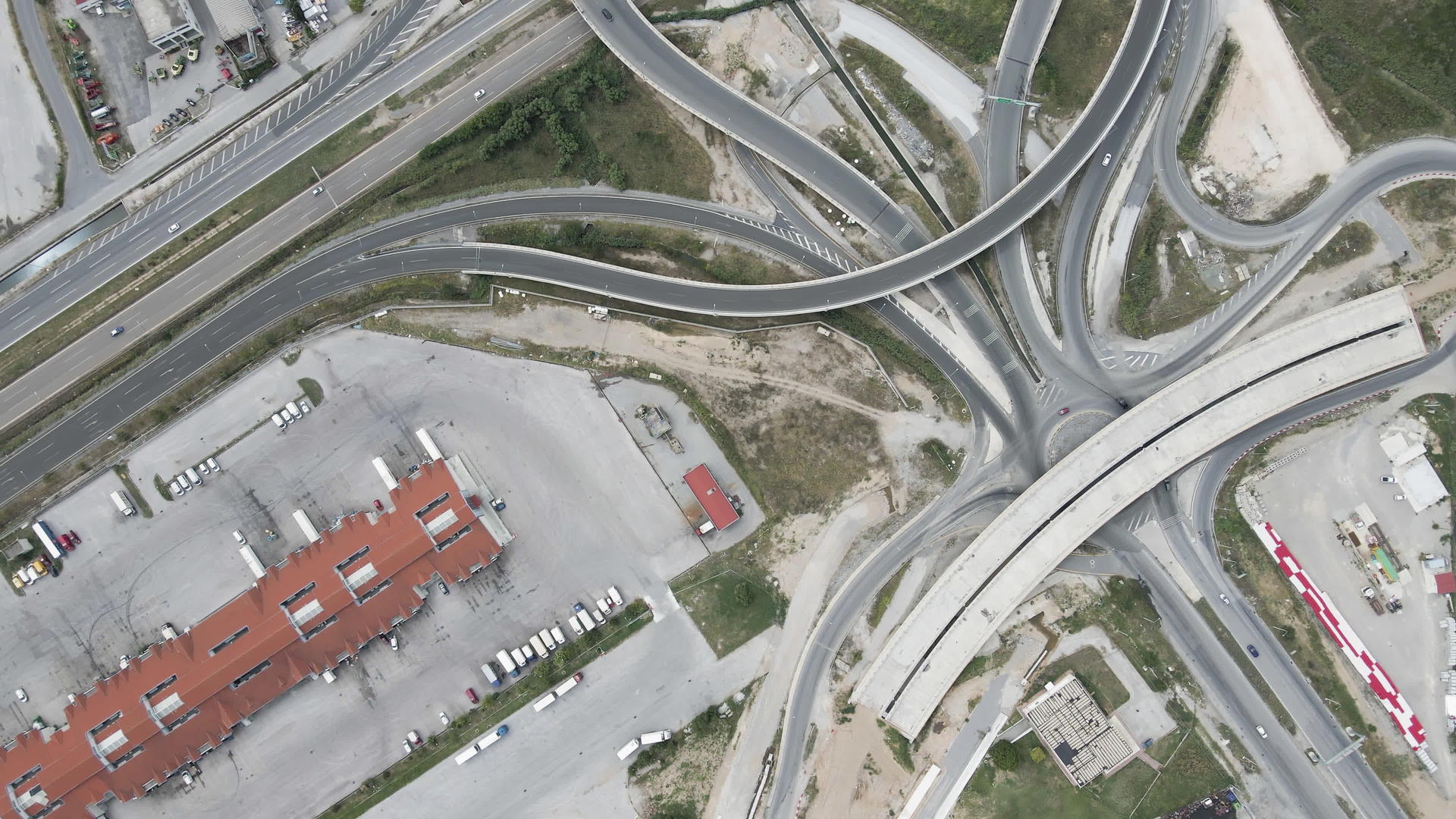 无人驾驶飞机在环形道路上的交替风景Thessaloniki视频的预览图