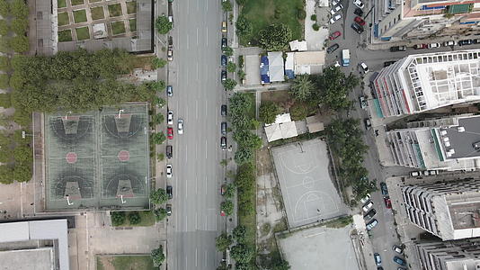 高空无人驾驶飞机面向多条通道的城市道路交通景观Thessaloniki视频的预览图