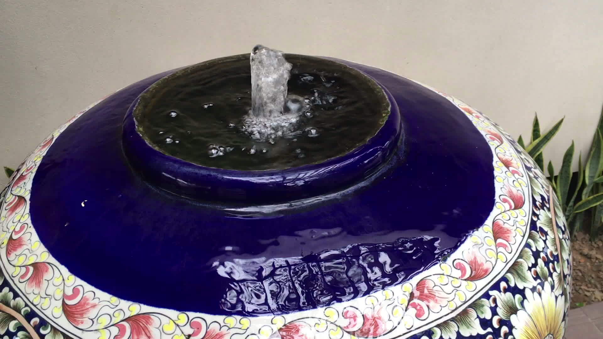 装满水的水箱装饰着花园视频的预览图
