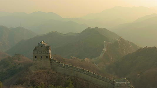 日落和山丘的大城墙飞向空中无人机飞向前方视频的预览图