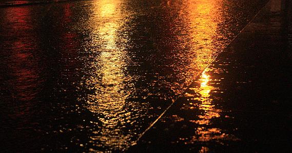 暖灯下的雨水，车辆行驶过视频的预览图