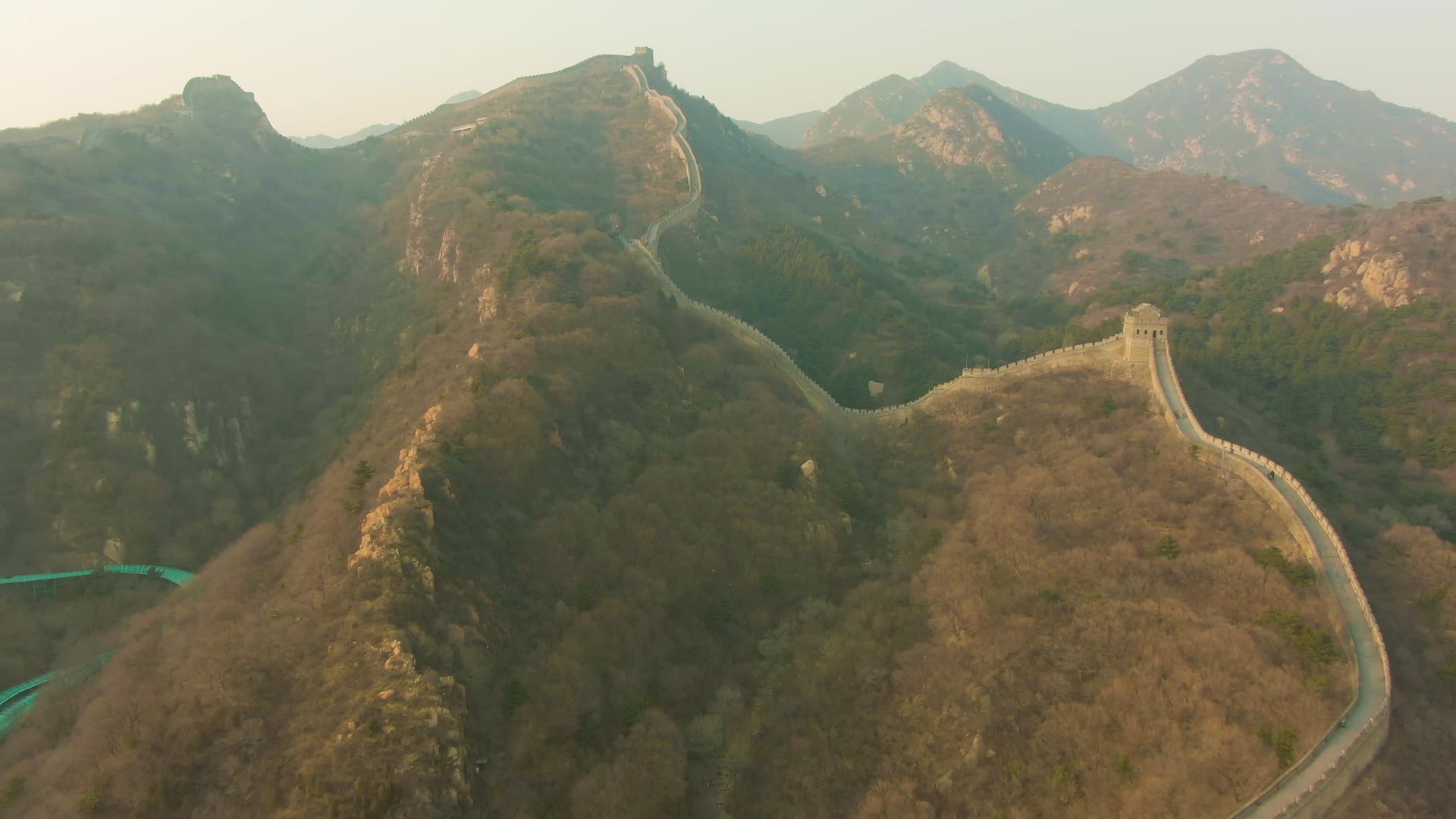 大城墙的日落和山丘视频的预览图