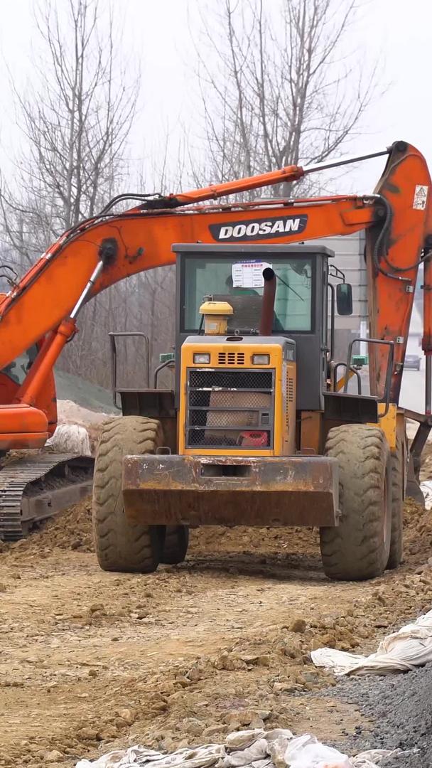道路建设挖掘机铲土机工程车农村修路农村交通建设视频的预览图