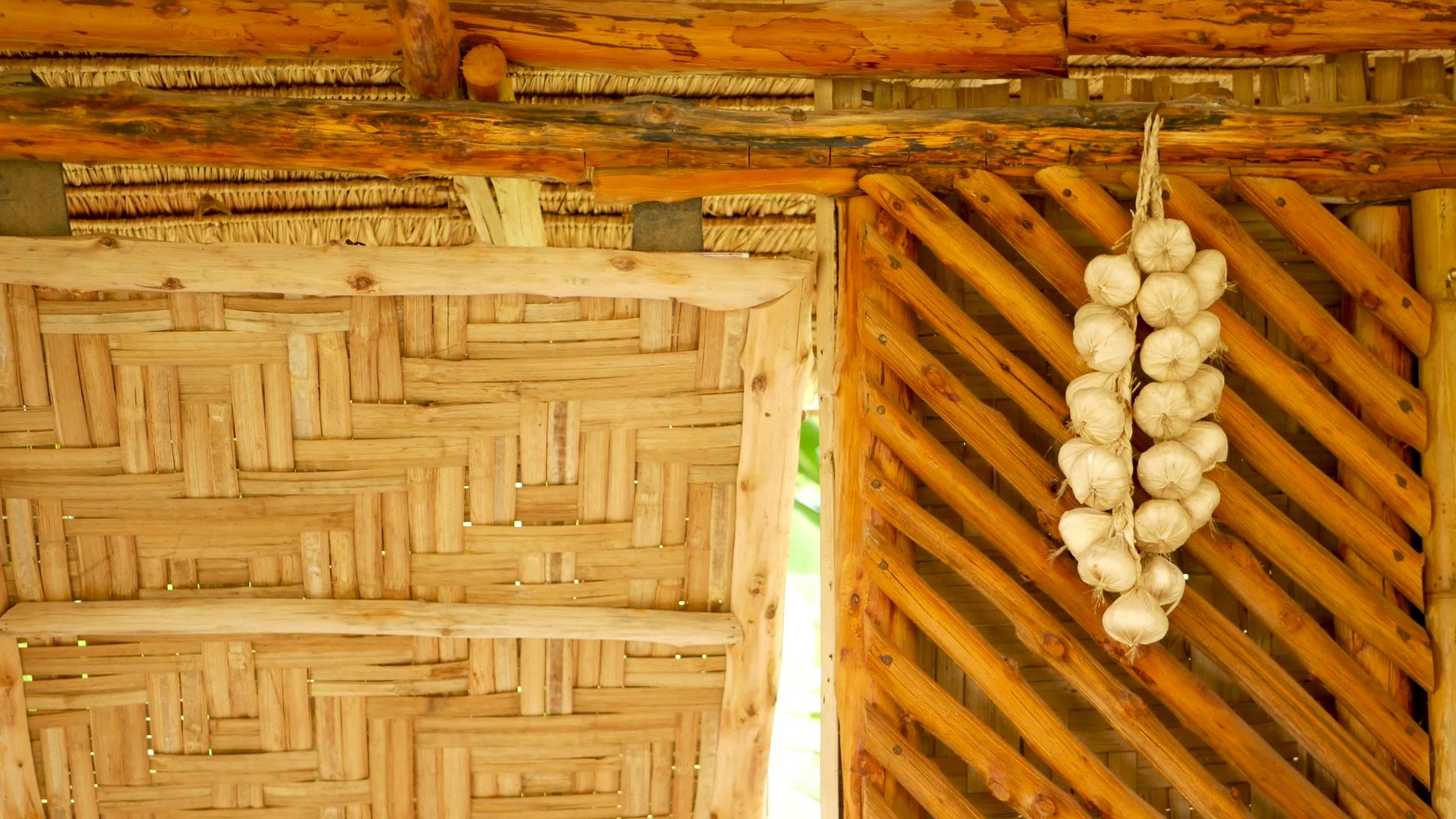 大蒜挂在传统的亚洲房屋的竹墙上视频的预览图