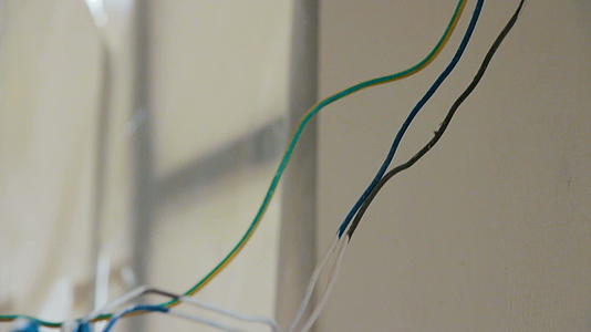 电线暴露在新墙套接头处投射的电线中视频的预览图