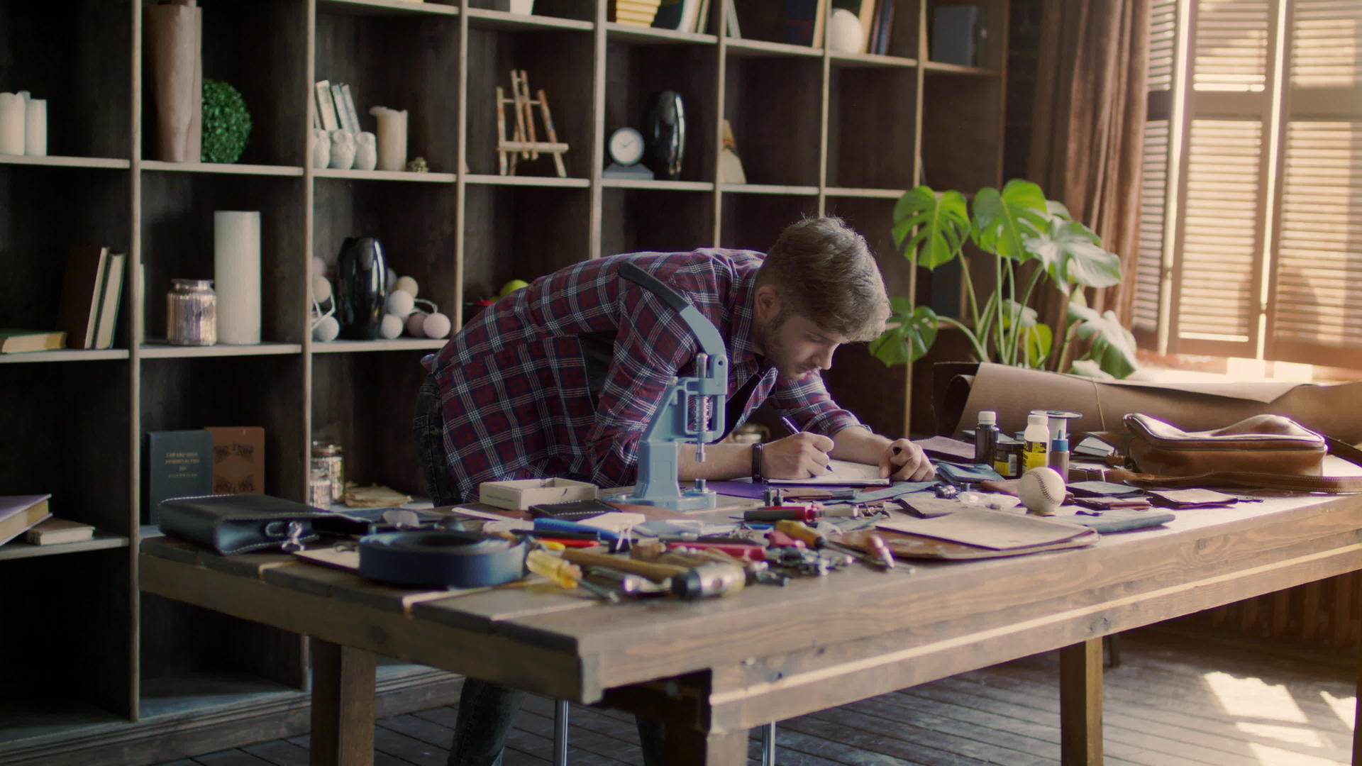 皮革制造商在家庭工作室工作视频的预览图