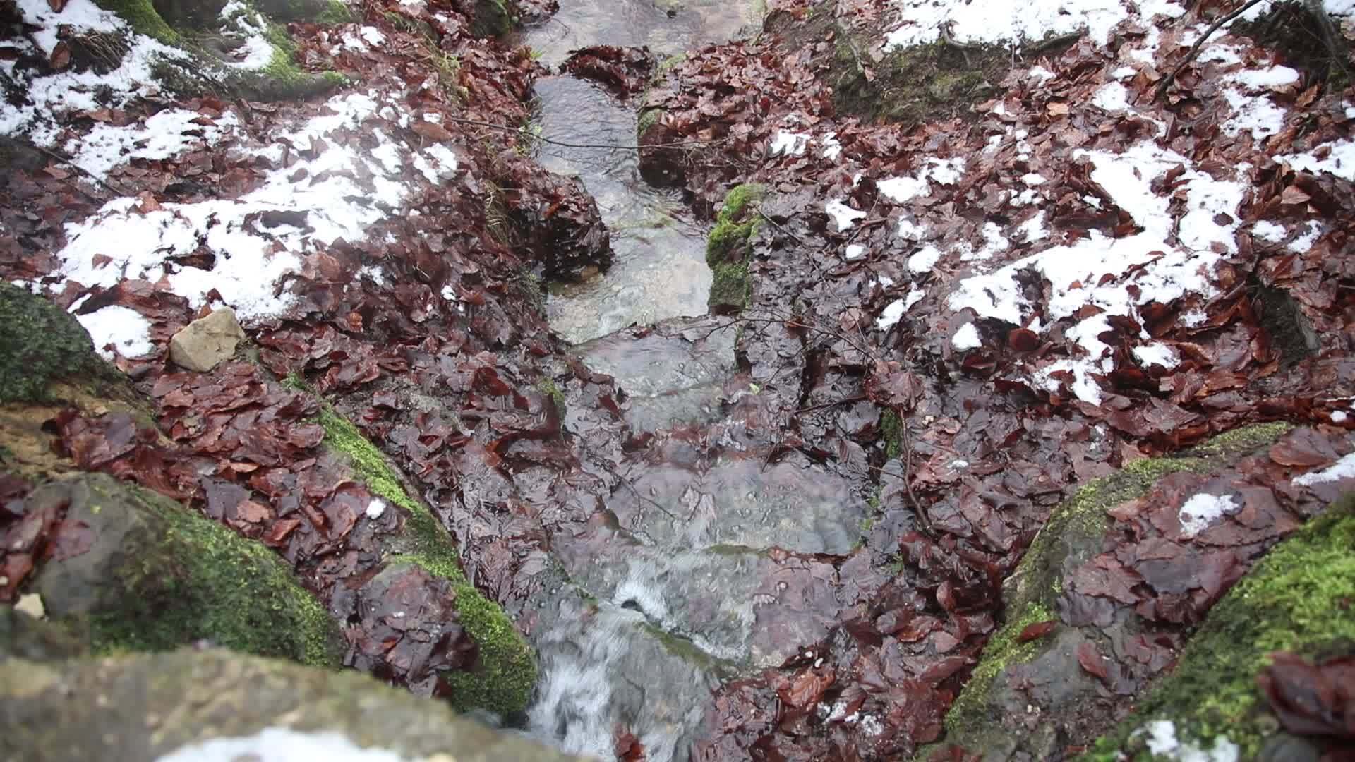 冬季风景中河顶的风景视频的预览图