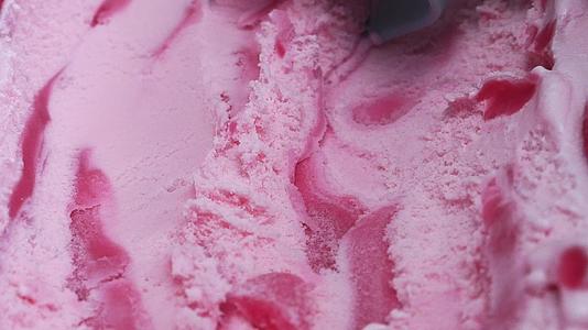 用勺子从容器里拿出冰淇淋草莓视频的预览图